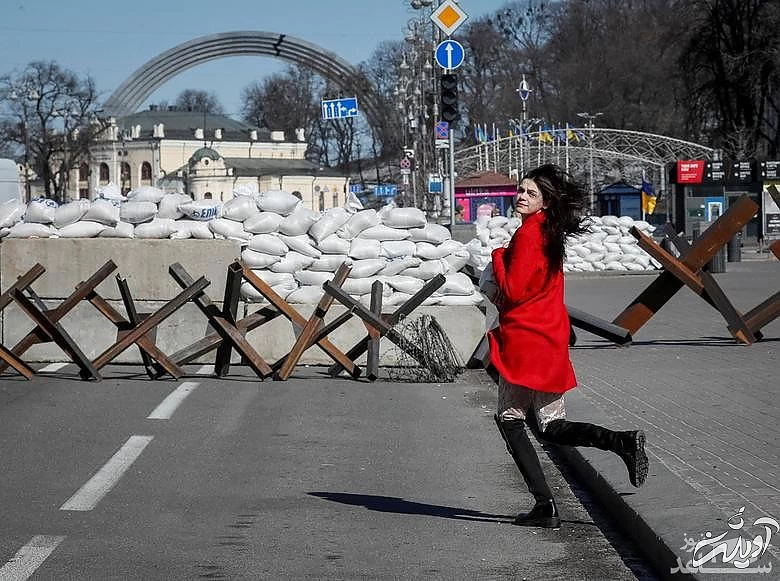 سنگربندی های شهری "کی یف" برای ایجاد مانع در برابر تاانک های روسیه/ رویترز